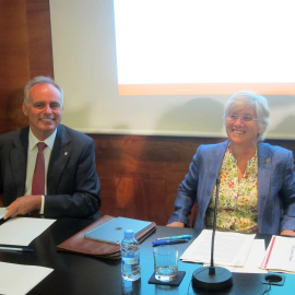 El ya exsecretario de Enseñanza Lluís Baulenas y la consellera Clara Ponsatí. EUROPA PRESS