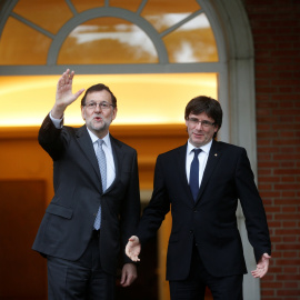 El presidente del Gobierno, Mariano Rajoy, junto al president de la Generalitat, Carles Puigdemont, en el Palacio de la Moncloa.- REUTERS