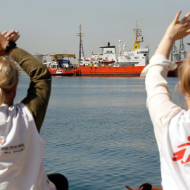 Dos voluntarias de Médicos Sin Fronteras saludan a las personas que viajaban en el Aquarius a su llegada a Valencia. - EFE