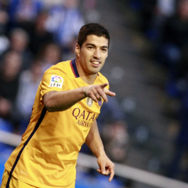 El delantero uruguayo del FC Barcelona Luis Suárez celebra su cuarto gol, el quinto del equipo frente al Deportivo de La Coruña, durante el partido de la trigésimo cuarta jornada de Liga en Primera División que se juega hoy en el estadio de