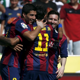Luis Suárez, Neymar y Messi celebran uno de los goles del Barça. - EFE