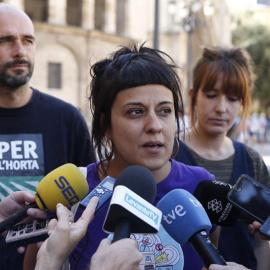 La diputada de la CUP, Anna Gabriel, en la Plaza de la Virgen de València donde su formación ha convocado un acto en defensa del referéndum en Catalunya. - EFE