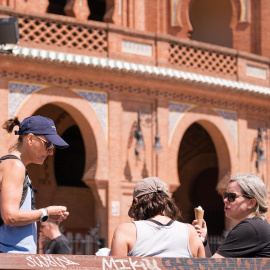 Tres mujeres toman un helado en las Ventas (Madrid), durante el primer día de alerta por una masa de aire subtropical que cruza la Península.