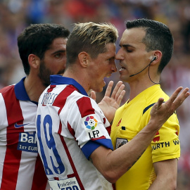 Fernando Torres se encara con el árbitro en un momento del partido.- REUTERS