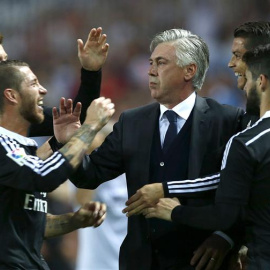 El entrenador italiano del Real Madrid, Carlo Ancelotti (3d), celebra con sus jugadores el tercer gol del equipo madridista, durante el encuentro correspondiente a la trigésima quinta jornada de liga en Primera División, que disputan esta t