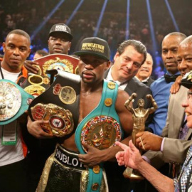 Mayweather con los cinturones de campeón./ REUTERS