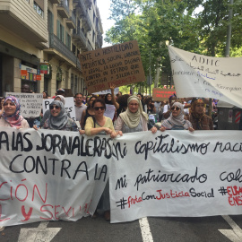 Manifestació a Barcelona de suport a les temporeres de Huelva / J. M.