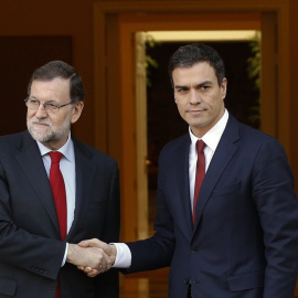 Mariano Rajoy y Pedro Sánchez se saludan con frialdad a la entrada del Palacio de la Moncloa, en su reunión tras las elecciones del 20-D. REUTERS