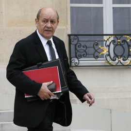 El ministro de Defensa francés Jean-Yves Le Drian abandonando el Palacio del Elíseo. REUTERS/Gonzalo Fuentes