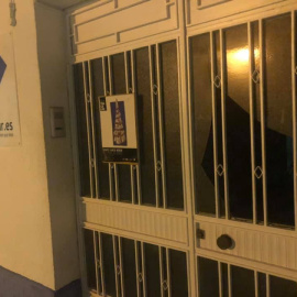 Cristales rotos en la sede de lavozdelsur.es, en la medianoche del pasado viernes, justo antes del cierre de campaña electoral.