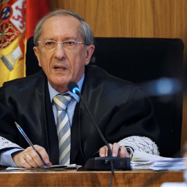 El presidente de la Audiencia de Valladolid, Feliciano Trebolle, durante la lectura del veredicto del juicio desarrollado desde el pasado 25 de abril en el que un jurado popular ha considerado culpable del asesinato, violación y maltrato de