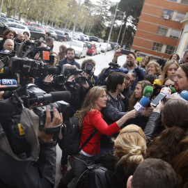 El líder de Podemos, Pablo Iglesias, en unas declaraciones a los medios antes de participar en la presentación del libro 'En defensa del populismo'  de Carlos Fernández Liria,  en la Facultad de Filosofía de la Universidad Complutense. EFE/