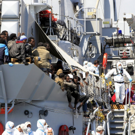 Inmigrantes subsaharianos en un navÍo de auxilio italiano en una imagen de archivo. REUTERS