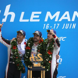 Fernando Alonso celebra la victoria junto a Kazuki Nakajima y Sebastien Buemi