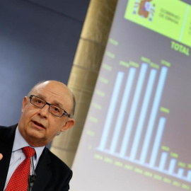 El ministro de Hacienda en funciones, Cristóbal Montoro, durante la rueda tras la reunión del Consejo de Ministros, que ha aprobado hoy la Oferta de Empleo Público de 2016 que incluye 13.427 nuevas plazas, el 62 % más que en 2015, y 5.594 p