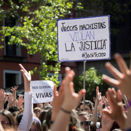 Concentración feminista contra el fallo judicial de La Manada en la Puerta del Sol, coincidiendo con el acto conmemorativo de la Fiesta del 2 de Mayo, celebrado en la Real Casa de Correos de Madrid. EFE/Luca Piergiovanni