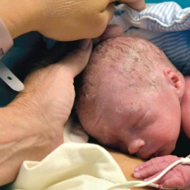 Un bebé nacido mediante cesárea. EFE