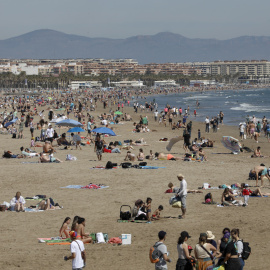 Miles de personas acuden a las playas, en Valencia, a 23 de abril de 2023.