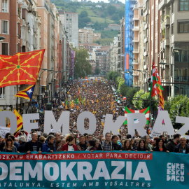 Miles de personas salen a las calles de Bilbao para denunciar la “demofobia” del PP. REUTERS/Vincent West