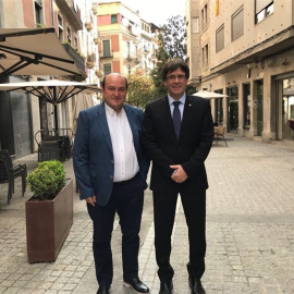 El presidente del PNV, Andoni Ortuzar, con el president de la Generalitat, Carles Puigdemont, posan en su encuentro en Girona. E.P.