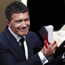 Antonio Banderas posa con el premio en Cannes.- EFE