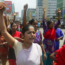 Trabajadoras de la confección se manifiestan en Dacca, en agosto de 2014. - AFP