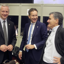 El ministro de Economía francés, Bruno La Maire, con su colega holandés y presidente del Eurogrupo, Jeroen Dijsselbloem, y elgriego, Euclid Tsakalotos, a su llegada a una reunión de ministros de Economía y Finanzas de la eurozona en Tallin,