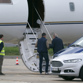 El rey emérito Juan Carlos I (d) coge el avión en el aeropuerto de Vitoria este martes tras haberse sometido a una revisión médica.