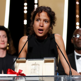 La directora francesa Mati Diop recogiendo uno de los premios del festival de Cannes. EFE/EPA/SEBASTIEN NOGIER