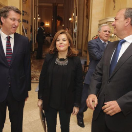El presidente de Extremadura, José Antonio Monago, junto al presidente de la Xunta de Galicia, Alberto Núñez Feijóo y la vicepresidenta del Gobierno, Soraya Sáenz de Santamaría. / BALLESTEROS / EFE