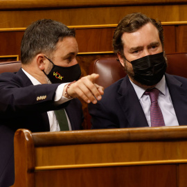 07/04/2022.- El presidente de Vox, Santiago Abascal, y el portavoz parlamentario, Iván Espinosa de los Monteros, en una sesión plenaria. Isabel Infantes / Europa Press