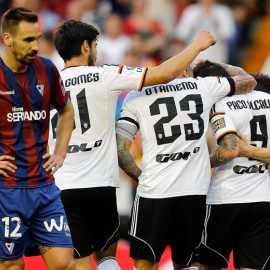 El centrocampista del Valencia Paco Alcácer (2d) celebra con sus compañeros su gol ante el Eibar. /EFE