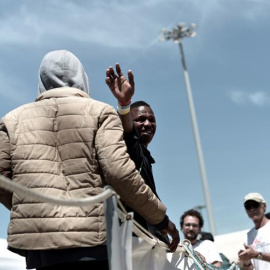 Fotografía facilitada por Médicos Sin Fronteras, del desembarco de migrantes en Valencia/EFE
