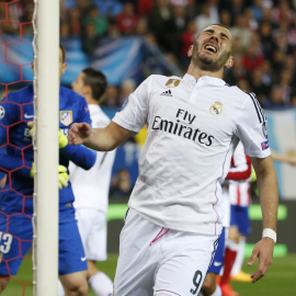 Benzema se lamenta de una ocasión en la ida de los cuartos de Champions contra el Atlético. /REUTERS