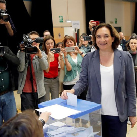La alcaldesa y candidata de Barcelona en Comú a la reelección, Ada Colau, deposita su voto en el Centro Cívico La Sedeta de Barcelona, en las elecciones municipales y europeas que se celebran este domingo. EFE/Alejandro García