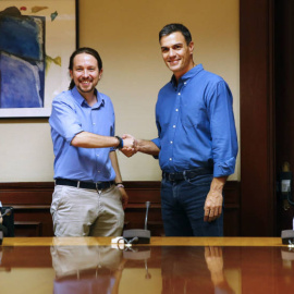 Los líderes de Podemos, Pablo Iglesias y del PSOE, Pedro Sánchez, al inicio de la fallida mesa de colaboración que iniciaron el pasado año / EFE