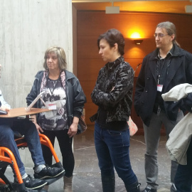 El secretario general de Podemos Aragón, Pablo Echenique, conversa con varios representantes de Adicae, este martes en los pasillos de las Cortes autonómicas.