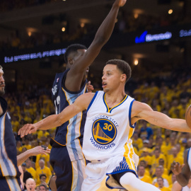 Stephen Curry da un pase ante Marc Gasol. /REUTERS