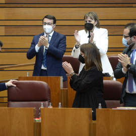 11/04/2022-El portavoz del Grupo Parlamentario Socialista, Luis Tudanca, recibe los aplausos de sus compañeros de bancada tras su intervención en el debate de investidura de este lunes 11 de abril