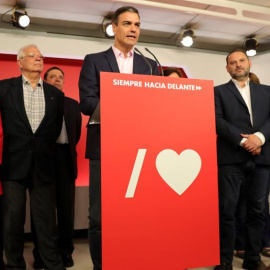 27/05/2019.- El presidente del Gobierno en funciones, Pedro Sánchez (c), valora los resultados electorales de este domingo en la sede del PSOE en Madrid. EFE/JuanJo Martín