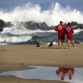 Dos socorrieras vigilan la playa de la Zurriola de San Sebastián. /EFE