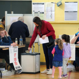 Varias personas ejercen su derecho al voto este viernes en un colegio electoral en Dublín (Irlanda). Los centros de votación de la República de Irlanda abrieron este viernes para que los electores participen en los comicios europeos y local