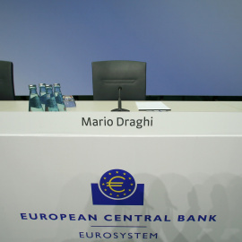 La silla del presidente del BCE, Mario Draghi, en la sala de prensa de la sede de la entidad en Frácnfort, antes del comienzo de la rueda de prensa. REUTERS/Ralph Orlowski