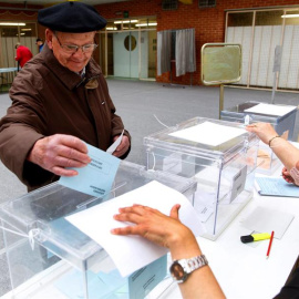 Un votante deposita su papeleta en un colegio electoral del barrio Judimendi de Vitoria, al abrir sus puertas en este domingo de elecciones municipales, forales y europeas. EFE/David Aguilar