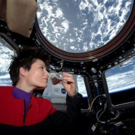 Primer café espresso que se toma en la Estación Espacial Internacional. /@ASTROSAMANTHA/TWITTER