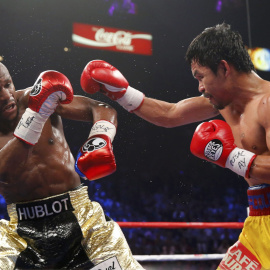 Mayweather se defiende de un golpe de Pacquiao. /REUTERS