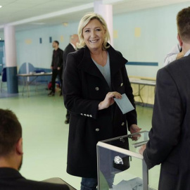 La presidenta francesa de extrema derecha Rassemblement National (RN) y miembro del Parlamento Marine Le Pen emite su voto durante las elecciones europeas en Henin Beaumont. EFE