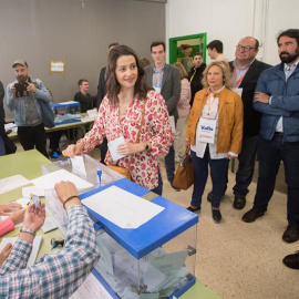 La líder de Cs en Cataluña y portavoz nacional del partido, Inés Arrimadas, vota en el colegio Ausías March de Barcelona, en las elecciones municipales y europeas que se celebran este domingo. EFE/Marta Pérez