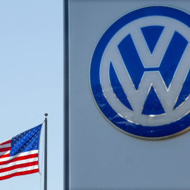 Una bandera de EEUU junto a un logo de Volkswagen en concesionario en la localidad californiana San Diego (EEUU). REUTERS/Mike Blake