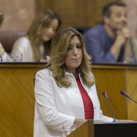 La presidenta de la Junta de Andalucía en funciones, Susana Díaz, mira a la bancada del PP durante su intervención en el Pleno del Parlamento andaluz en Sevilla. /EFE